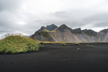 Panorama, Hofn, İzlanda yakınındaki beach Vestrahorn Sıradağları ve Stokksnes. Tanımlanamayan bir fotoğrafçı sahne yakalar.