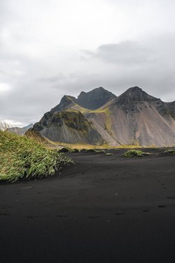 Panorama, Hofn, İzlanda yakınındaki beach Vestrahorn Sıradağları ve Stokksnes. Tanımlanamayan bir fotoğrafçı sahne yakalar.