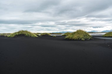 Panorama, Hofn, İzlanda yakınındaki beach Vestrahorn Sıradağları ve Stokksnes. Tanımlanamayan bir fotoğrafçı sahne yakalar.