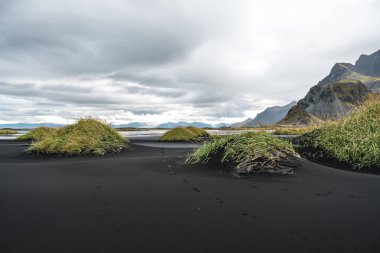 Panorama, Hofn, İzlanda yakınındaki beach Vestrahorn Sıradağları ve Stokksnes. Tanımlanamayan bir fotoğrafçı sahne yakalar.