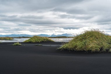 Panorama, Hofn, İzlanda yakınındaki beach Vestrahorn Sıradağları ve Stokksnes. Tanımlanamayan bir fotoğrafçı sahne yakalar.