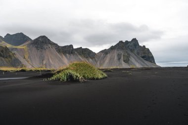 Panorama, Hofn, İzlanda yakınındaki beach Vestrahorn Sıradağları ve Stokksnes. Tanımlanamayan bir fotoğrafçı sahne yakalar.