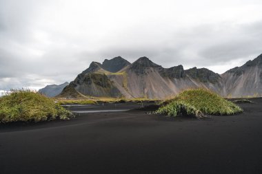 Panorama, Hofn, İzlanda yakınındaki beach Vestrahorn Sıradağları ve Stokksnes. Tanımlanamayan bir fotoğrafçı sahne yakalar.