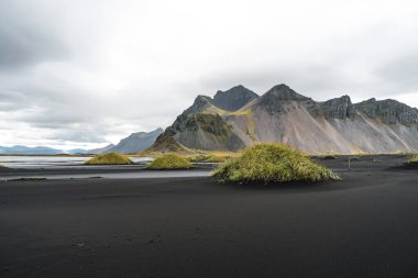 Panorama, Hofn, İzlanda yakınındaki beach Vestrahorn Sıradağları ve Stokksnes. Tanımlanamayan bir fotoğrafçı sahne yakalar.