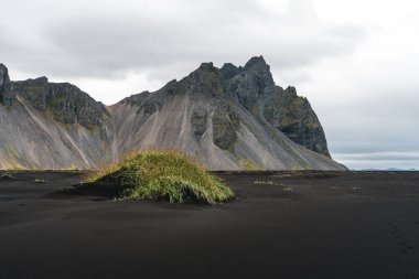 Panorama, Hofn, İzlanda yakınındaki beach Vestrahorn Sıradağları ve Stokksnes. Tanımlanamayan bir fotoğrafçı sahne yakalar.