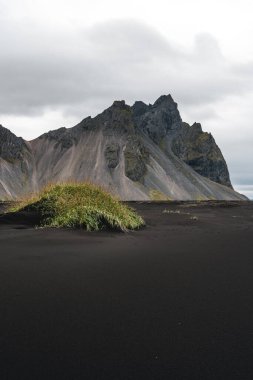 Panorama, Hofn, İzlanda yakınındaki beach Vestrahorn Sıradağları ve Stokksnes. Tanımlanamayan bir fotoğrafçı sahne yakalar.