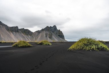Panorama, Hofn, İzlanda yakınındaki beach Vestrahorn Sıradağları ve Stokksnes. Tanımlanamayan bir fotoğrafçı sahne yakalar.