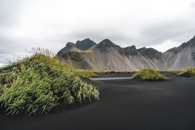 Panorama, Hofn, İzlanda yakınındaki beach Vestrahorn Sıradağları ve Stokksnes. Tanımlanamayan bir fotoğrafçı sahne yakalar.