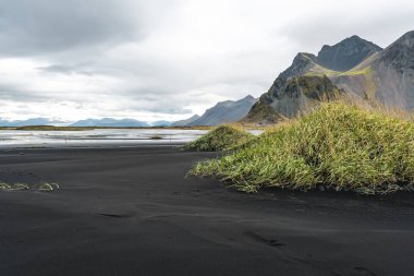 İzlanda Deniz Burnu. İzlanda 'nın güneydoğusundaki Stoksnes' de Vestrahorn İzlanda 'nın muhteşem akşam manzarası. İzlanda, Avrupa. İnanılmaz doğa manzarası. Popüler seyahat yerleri