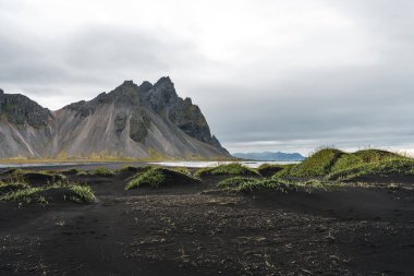 İzlanda Deniz Burnu. İzlanda 'nın güneydoğusundaki Stoksnes' de Vestrahorn İzlanda 'nın muhteşem akşam manzarası. İzlanda, Avrupa. İnanılmaz doğa manzarası. Popüler seyahat yerleri