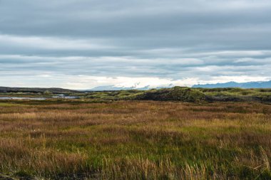 İzlanda Deniz Burnu. İzlanda 'nın güneydoğusundaki Stoksnes' de Vestrahorn İzlanda 'nın muhteşem akşam manzarası. İzlanda, Avrupa. İnanılmaz doğa manzarası. Popüler seyahat yerleri