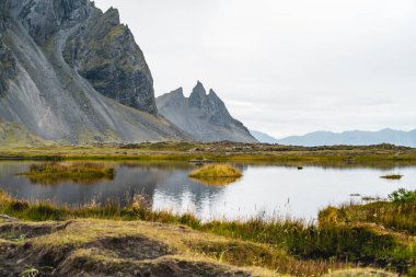 Vestrahorn sıradağları ve Stoksnes plaj panoraması, Hofn, İzlanda yakınlarında.