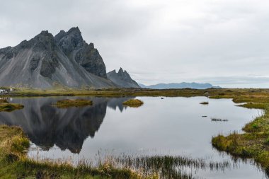 Vestrahorn sıradağları ve Stoksnes plaj panoraması, Hofn, İzlanda yakınlarında.
