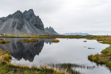 Vestrahorn sıradağları ve Stoksnes plaj panoraması, Hofn, İzlanda yakınlarında.