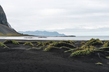 Vestrahorn sıradağları ve Stoksnes plaj panoraması, Hofn, İzlanda yakınlarında.