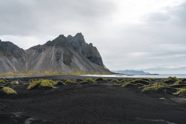 Vestrahorn sıradağları ve Stoksnes plaj panoraması, Hofn, İzlanda yakınlarında.