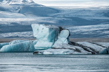 İzlanda, Avrupa 'daki Buzul Gölü Jokulsarlon. Suda büyük mavi buzdağlarıyla.