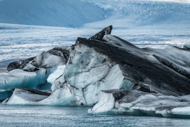 İzlanda, Avrupa 'daki Buzul Gölü Jokulsarlon. Suda büyük mavi buzdağlarıyla.