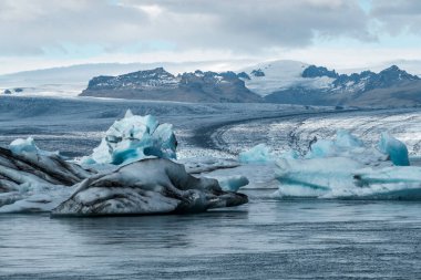 İzlanda, Avrupa 'daki Buzul Gölü Jokulsarlon. Suda büyük mavi buzdağlarıyla.