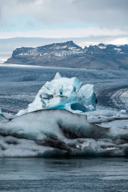 İzlanda, Avrupa 'daki Buzul Gölü Jokulsarlon. Suda büyük mavi buzdağlarıyla.