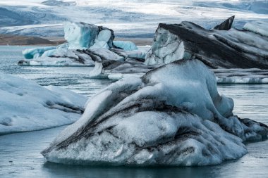 İzlanda, Avrupa 'daki Buzul Gölü Jokulsarlon. Suda büyük mavi buzdağlarıyla.