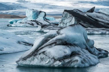 İzlanda, Avrupa 'daki Buzul Gölü Jokulsarlon. Suda büyük mavi buzdağlarıyla.