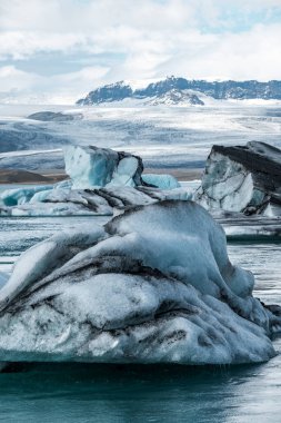 İzlanda, Avrupa 'daki Buzul Gölü Jokulsarlon. Suda büyük mavi buzdağlarıyla.