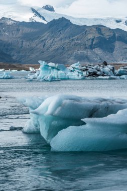 İzlanda, Avrupa 'daki Buzul Gölü Jokulsarlon. Suda büyük mavi buzdağlarıyla.