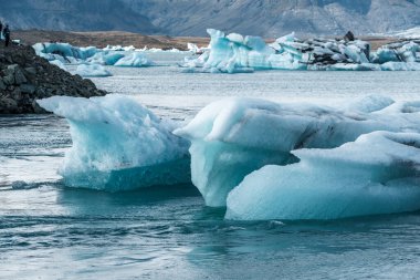 İzlanda, Avrupa 'daki Buzul Gölü Jokulsarlon. Suda büyük mavi buzdağlarıyla.