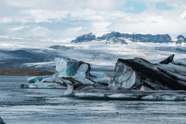 İzlanda, Avrupa 'daki Buzul Gölü Jokulsarlon. Suda büyük mavi buzdağlarıyla.