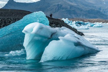 İzlanda, Avrupa 'daki Buzul Gölü Jokulsarlon. Suda büyük mavi buzdağlarıyla.