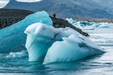 İzlanda, Avrupa 'daki Buzul Gölü Jokulsarlon. Suda büyük mavi buzdağlarıyla.