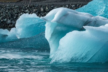 İzlanda, Avrupa 'daki Buzul Gölü Jokulsarlon. Suda büyük mavi buzdağlarıyla.