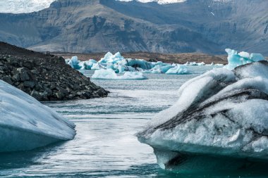 İzlanda, Avrupa 'daki Buzul Gölü Jokulsarlon. Suda büyük mavi buzdağlarıyla.