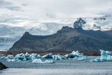 İzlanda, Avrupa 'daki Buzul Gölü Jokulsarlon. Suda büyük mavi buzdağlarıyla.