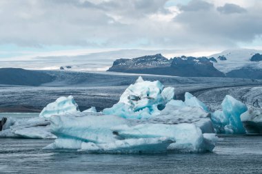 İzlanda, Avrupa 'daki Buzul Gölü Jokulsarlon. Suda büyük mavi buzdağlarıyla.