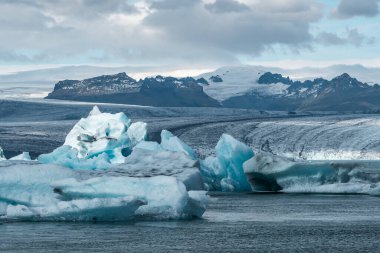 İzlanda, Avrupa 'daki Buzul Gölü Jokulsarlon. Suda büyük mavi buzdağlarıyla.