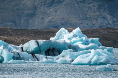 İzlanda, Avrupa 'daki Buzul Gölü Jokulsarlon. Suda büyük mavi buzdağlarıyla.