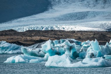 İzlanda, Avrupa 'daki Buzul Gölü Jokulsarlon. Suda büyük mavi buzdağlarıyla.