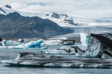 İzlanda, Avrupa 'daki Buzul Gölü Jokulsarlon. Suda büyük mavi buzdağlarıyla.