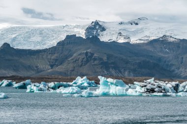 İzlanda, Avrupa 'daki Buzul Gölü Jokulsarlon. Suda büyük mavi buzdağlarıyla.