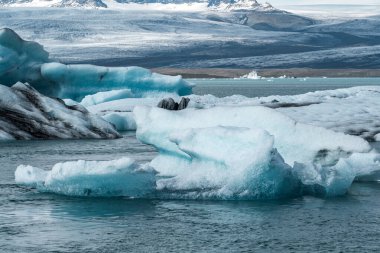 İzlanda, Avrupa 'daki Buzul Gölü Jokulsarlon. Suda büyük mavi buzdağlarıyla.