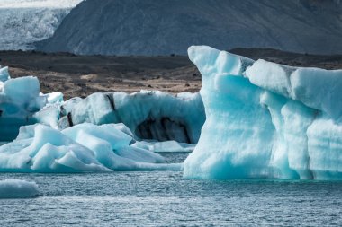 İzlanda, Avrupa 'daki Buzul Gölü Jokulsarlon. Suda büyük mavi buzdağlarıyla.