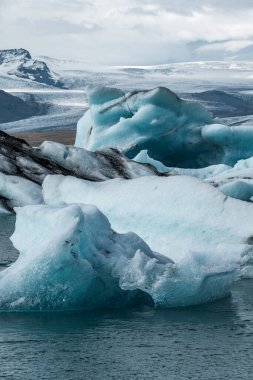 İzlanda, Avrupa 'daki Buzul Gölü Jokulsarlon. Suda büyük mavi buzdağlarıyla.