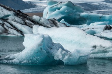 İzlanda, Avrupa 'daki Buzul Gölü Jokulsarlon. Suda büyük mavi buzdağlarıyla.