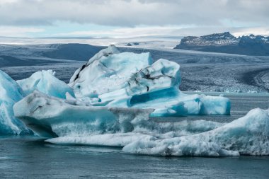 İzlanda, Avrupa 'daki Buzul Gölü Jokulsarlon. Suda büyük mavi buzdağlarıyla.