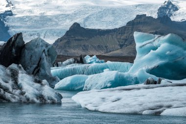 İzlanda, Avrupa 'daki Buzul Gölü Jokulsarlon. Suda büyük mavi buzdağlarıyla.