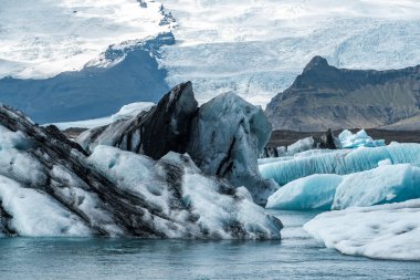 İzlanda, Avrupa 'daki Buzul Gölü Jokulsarlon. Suda büyük mavi buzdağlarıyla.