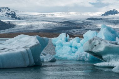 İzlanda, Avrupa 'daki Buzul Gölü Jokulsarlon. Suda büyük mavi buzdağlarıyla.