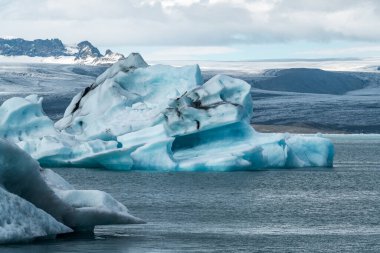 İzlanda, Avrupa 'daki Buzul Gölü Jokulsarlon. Suda büyük mavi buzdağlarıyla.